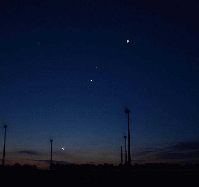 Venus - Jupiter -Mars und Mond, 11.10.2015, 0643h MEZ, Zornheim /Rhh., Nikkor 18/3.5, Nikon D7000, ISO 560, 2s Venus - Jupiter -Mars und Mond, 11.10.2015, 0643h MEZ, Zornheim /Rhh., Nikkor 18/3.5, Nikon D7000, ISO 560, 2s