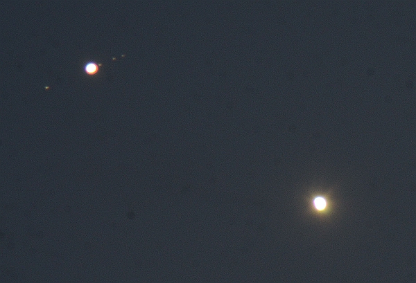 Venus und Jupiter, Nieder-Olm, 30.06.2015, 2153h MEZ, R100/600, 2x Barlow, Nikon D7000, 400 ISO, 2s, PS Venus und Jupiter, Nieder-Olm, 30.06.2015, 2153h MEZ, R100/600, 2x Barlow, Nikon D7000, 400 ISO, 2s, PS