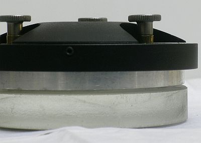 nachgerüstete Justierschrauben am C11-Fangspiegel von der Seite gesehen nachgerüstete Justierschrauben am C11-Fangspiegel von der Seite gesehen