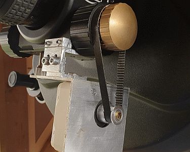 Der Fokusmotor im Versuchsaufbau zahnriemenseitig