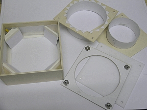 Lightbox mit Objektivadaptern (oben rechts) Lightbox mit Objektivadaptern (oben rechts)