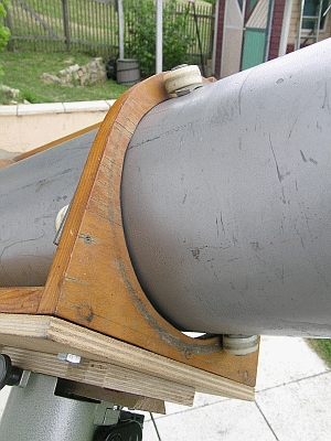 Die vorderen, am Tubus verschraubten Rollen