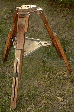 Das Stativ mit voll ausgefahrenen Stativbeinen Das Stativ mit voll ausgefahrenen Stativbeinen