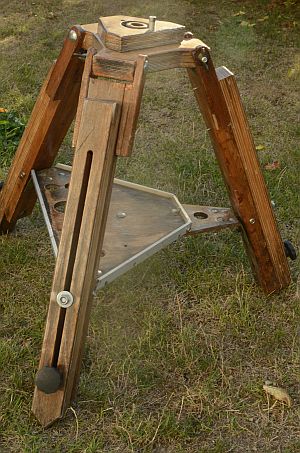 Das Stativ mit voll eingefahrenen Stativbeinen Das Stativ mit voll eingefahrenen Stativbeinen