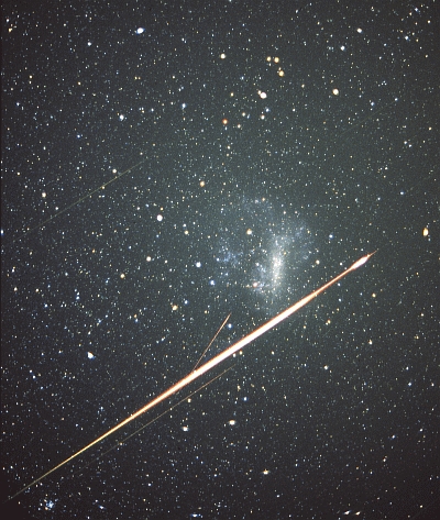 Leoniden vor der groen Magellanschen Wolke, 18.11.2001, ca. 1900h MEZ, Nikon FT2 50mm/f1.4, Fujichrome 400, 5 min.