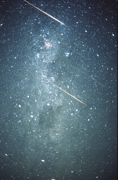 Leoniden vor Milchstraße und Kohlensack, 18.11.2001, ca. 1900h MEZ, Nikon FT2 50mm/f1.4, Fujichrome 400, 5 min. Leoniden vor Milchstraße und Kohlensack, 18.11.2001, ca. 1900h MEZ, Nikon FT2 50mm/f1.4, Fujichrome 400, 5 min.