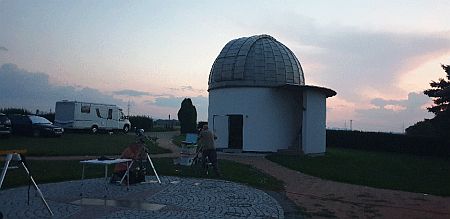 Aufstellen der mitgebrachten Instrumente vor der Kuppel Aufstellen der mitgebrachten Instrumente vor der Kuppel