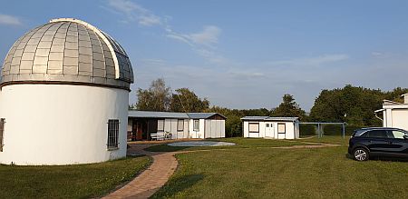 Die Volkssternwarte Kirchheim, im Vordergrund links die Kuppel des 500 mm-Newton. Die Volkssternwarte Kirchheim, im Vordergrund links die Kuppel des 500 mm-Newton