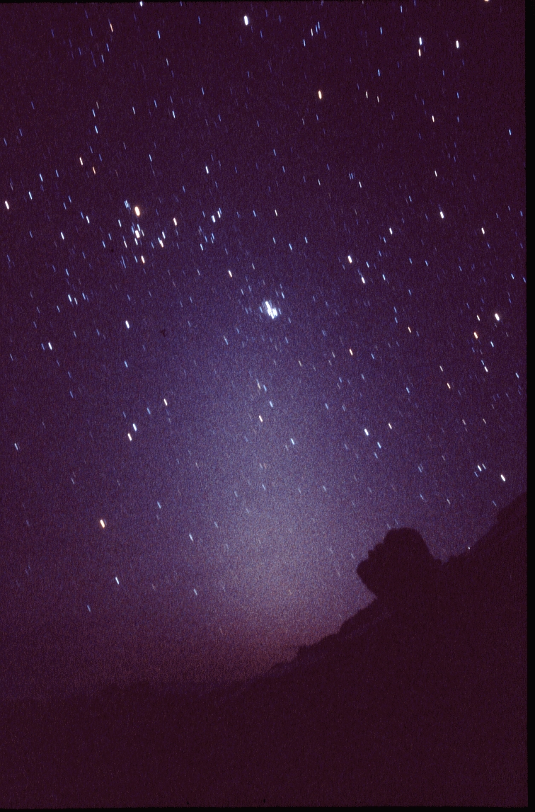 Zodiakallicht 31.03.1986, ca. 21h, Minolta 28 mm/f2.8, KODAK P800/1600 (auf 3200 ISO), ~1 min (ohne Nachfhrung)